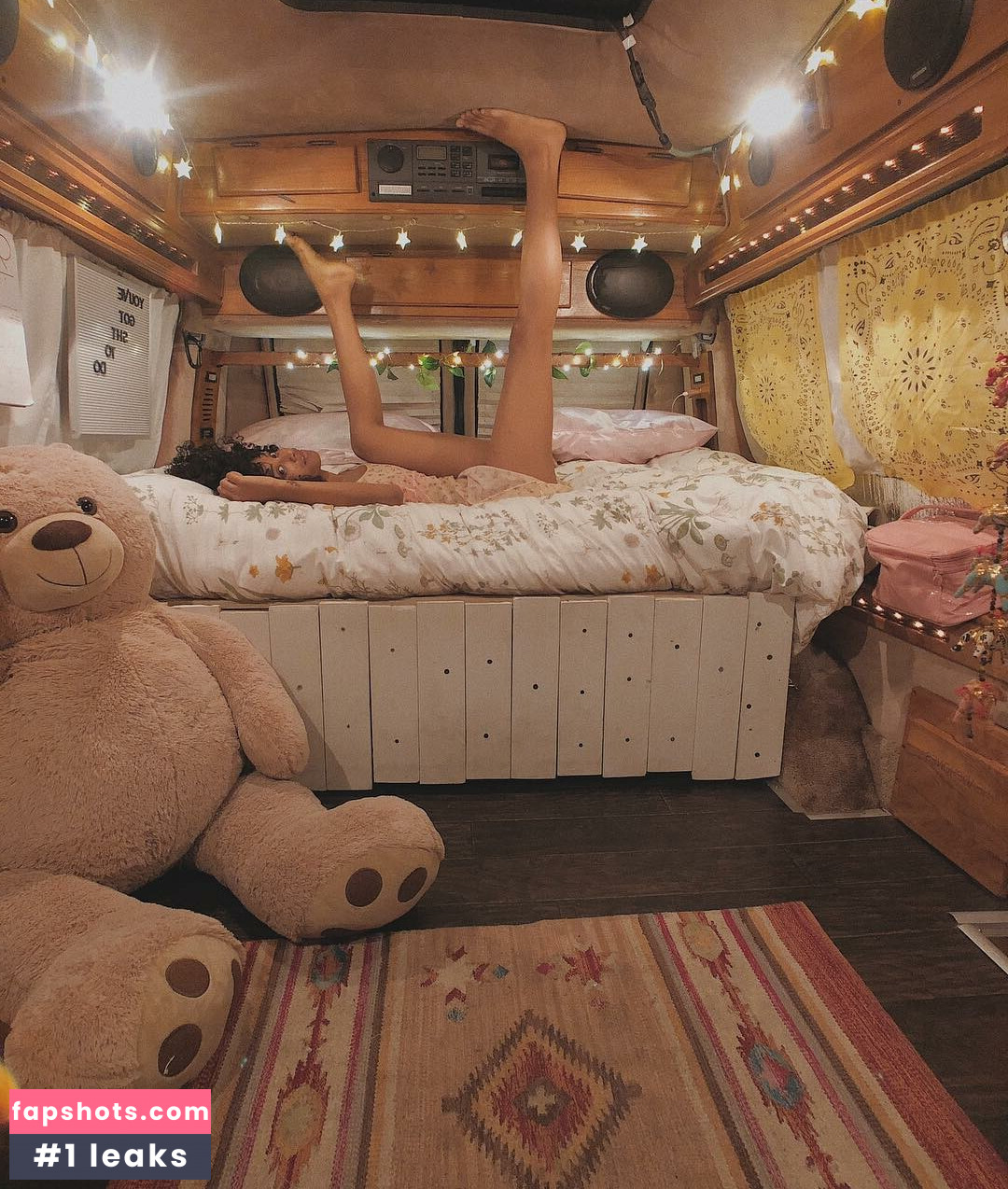 Jennelle Eliana gallery photo #21