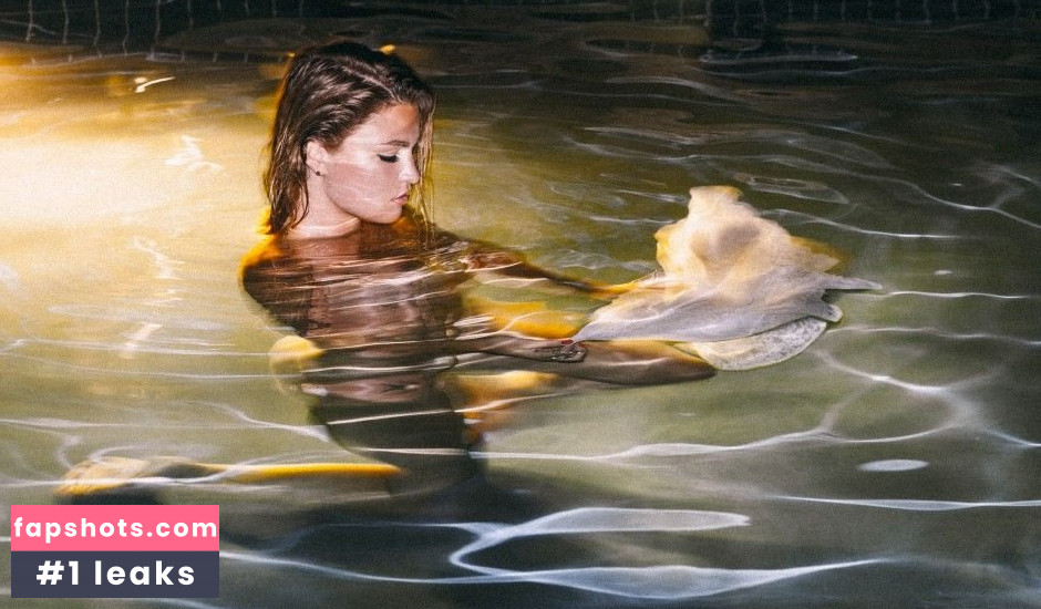 Jennifer Akerman gallery photo #35