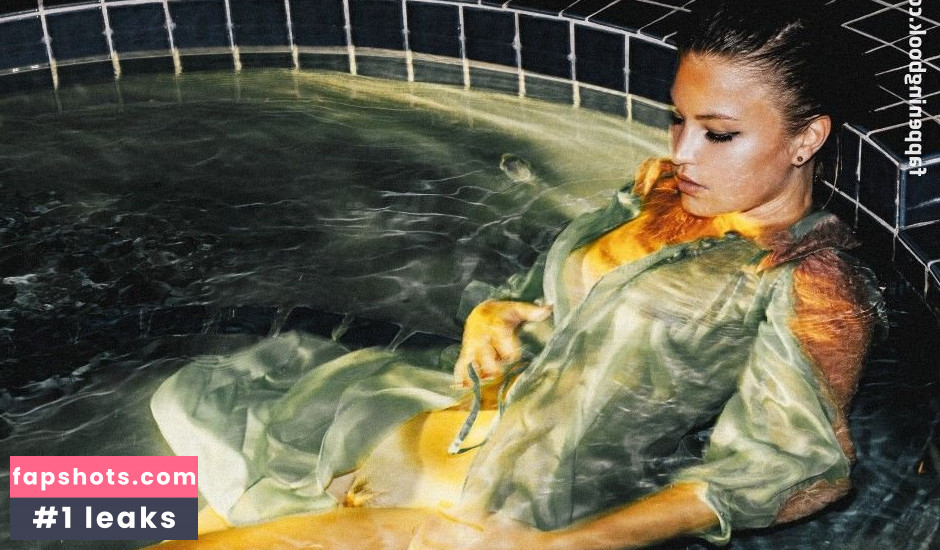 Jennifer Akerman gallery photo #36