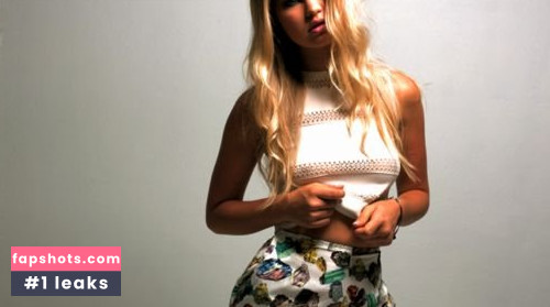 Jennifer Akerman gallery photo #7