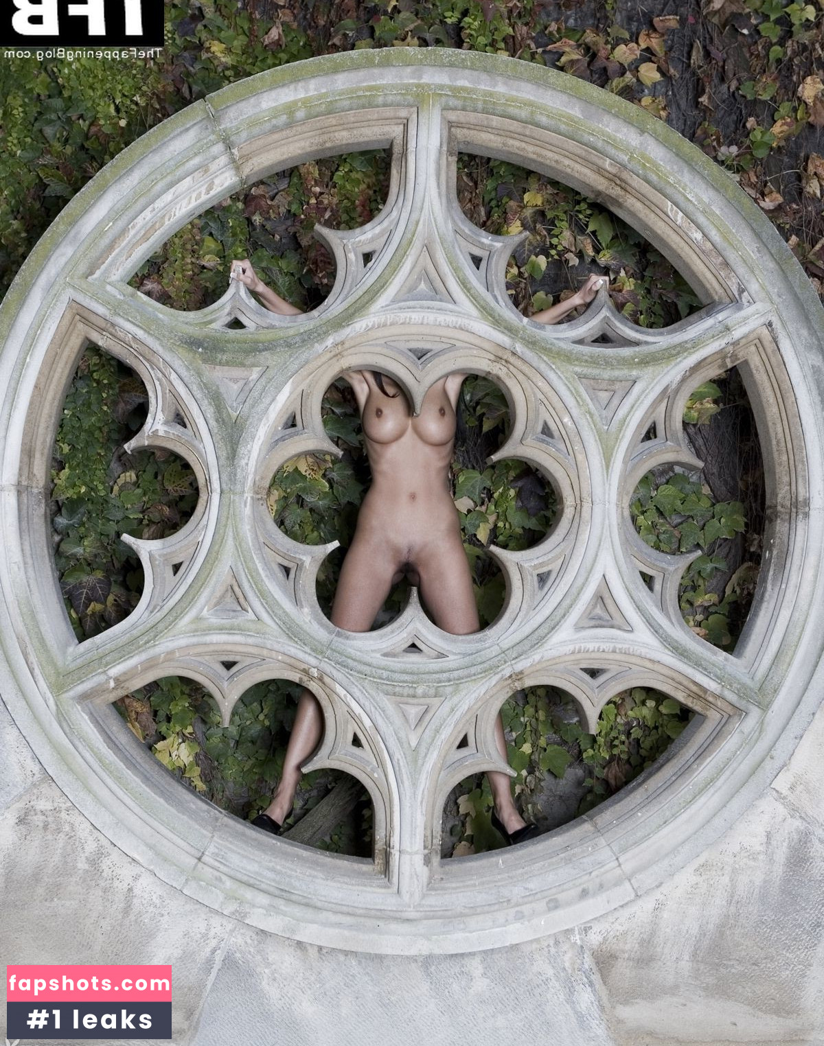 Jennifer Henschel gallery photo #5