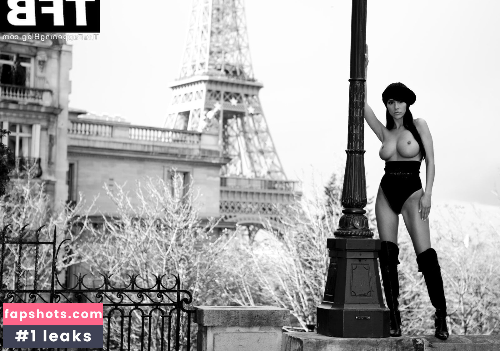 Jennifer Henschel gallery photo #8