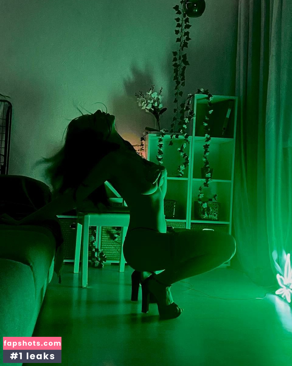 JenniferWilly gallery photo #5