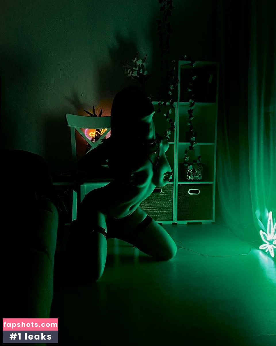 JenniferWilly gallery photo #6