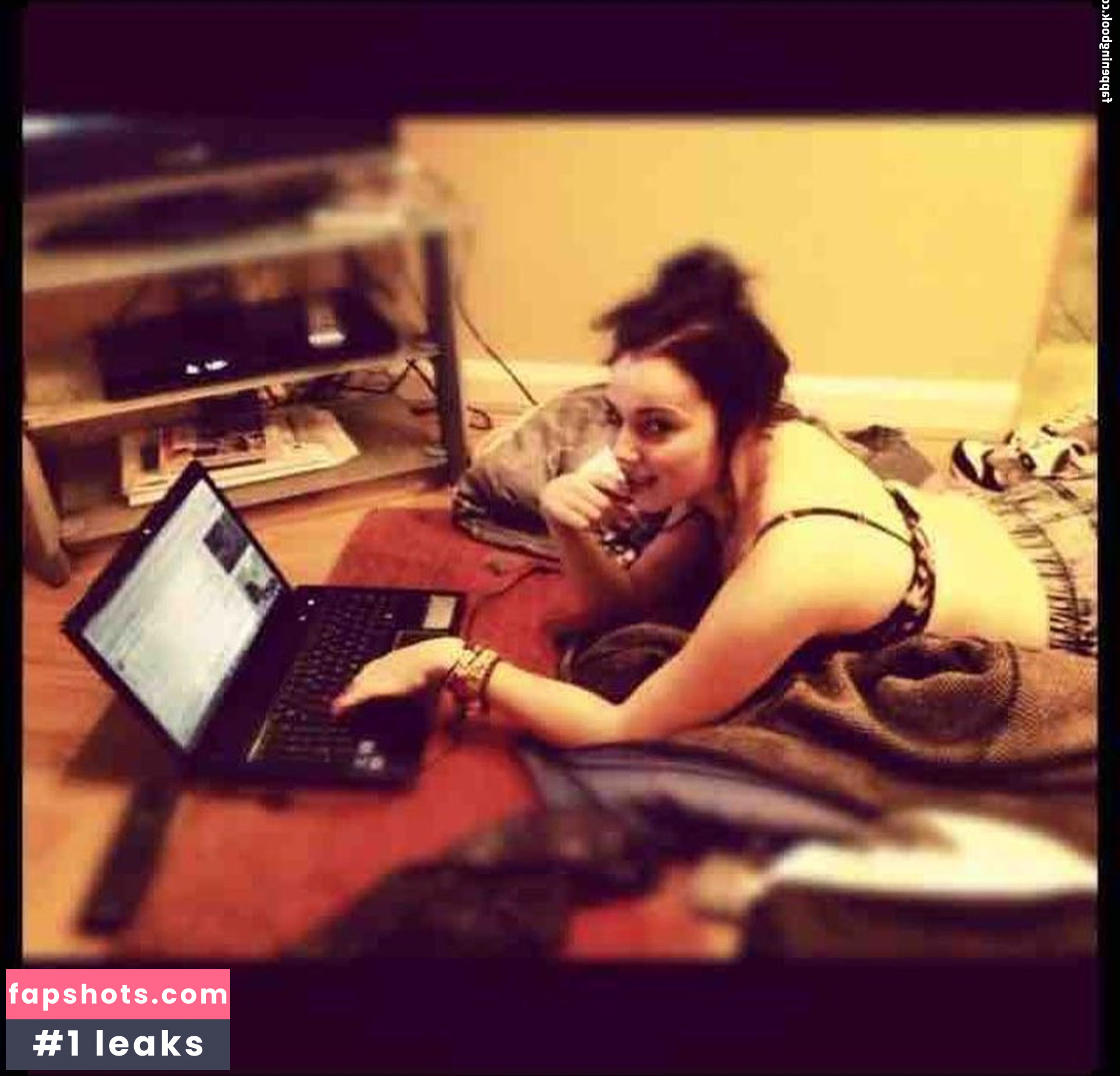 Jessica Barden gallery photo #20