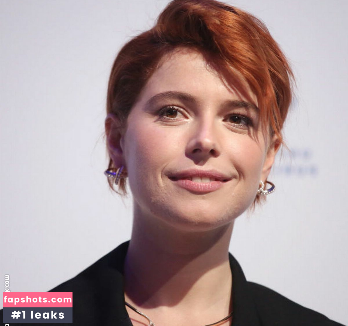 Jessie Buckley gallery photo #33