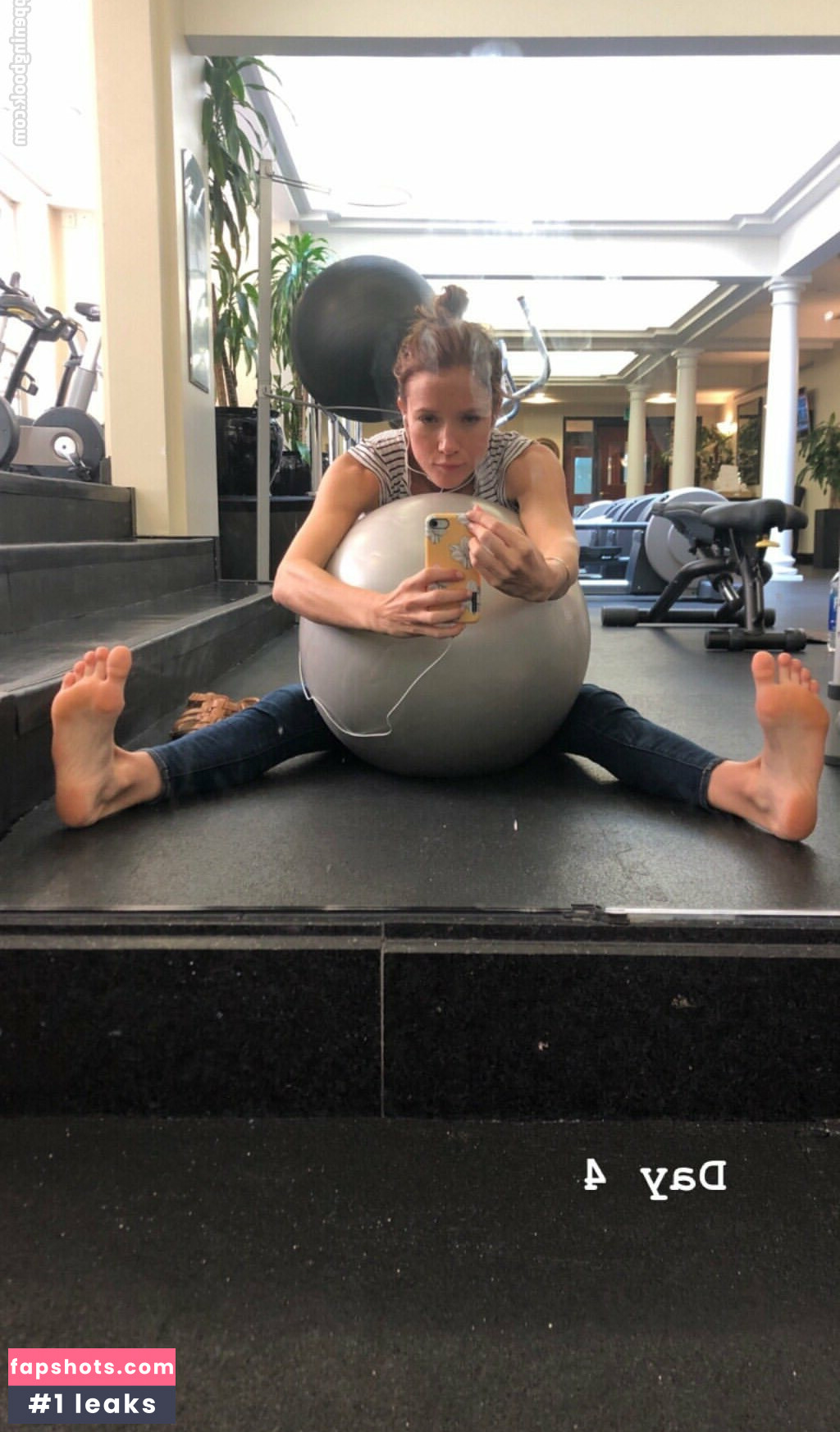 Jessy Schram gallery photo #4