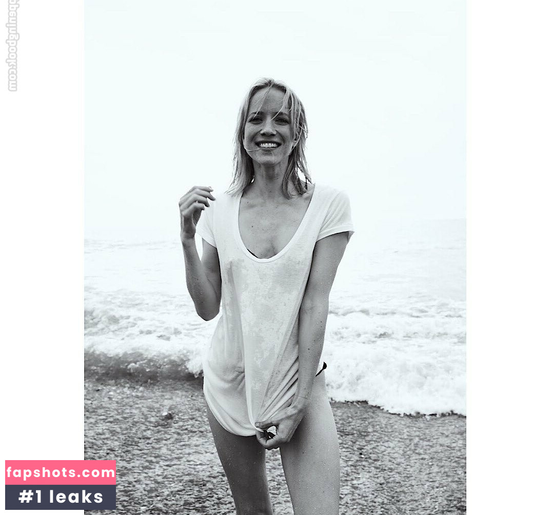 Jessy Schram gallery photo #8