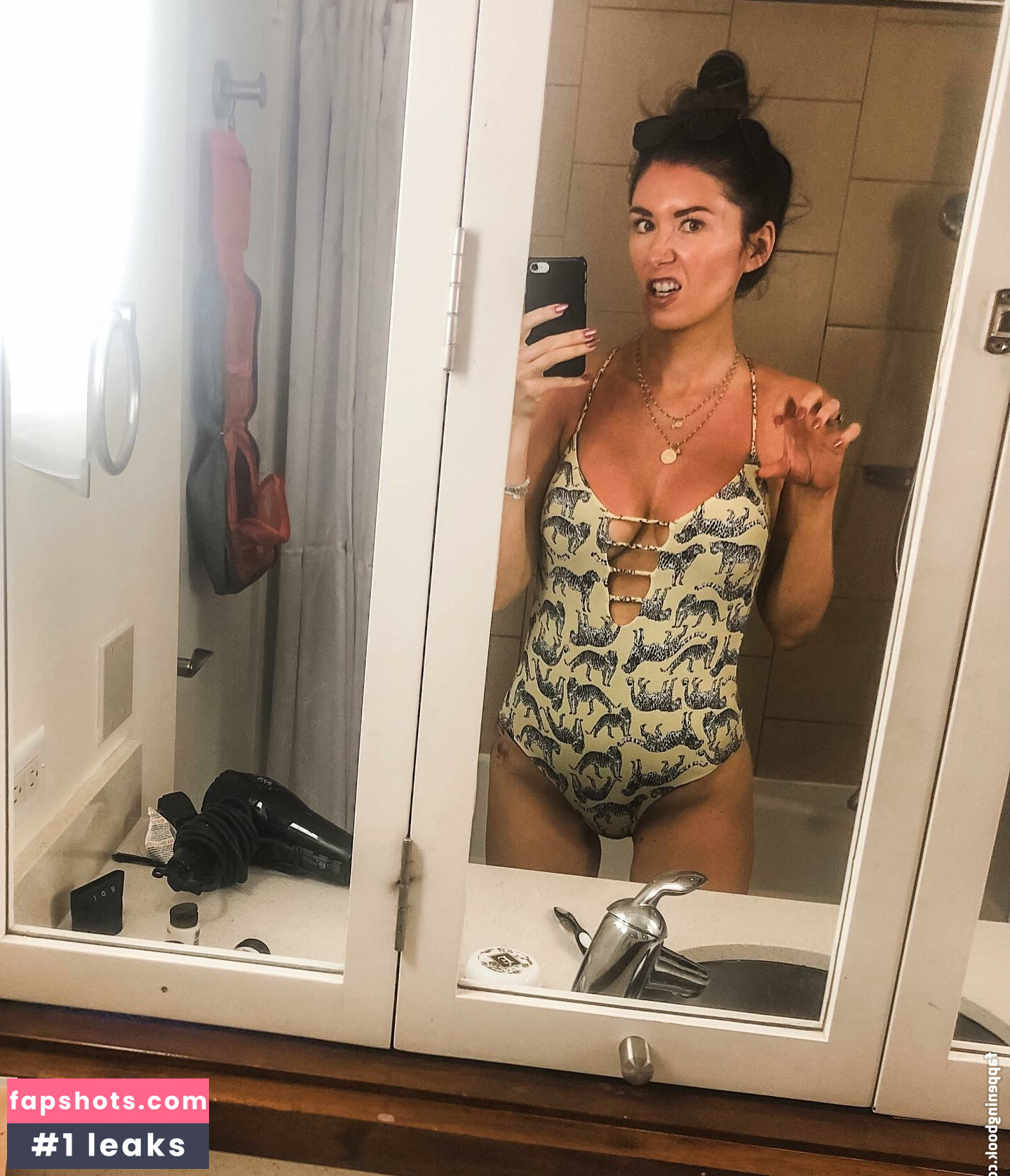 Jewel Staite gallery photo #97