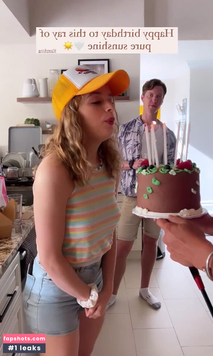 Joey King gallery photo #658