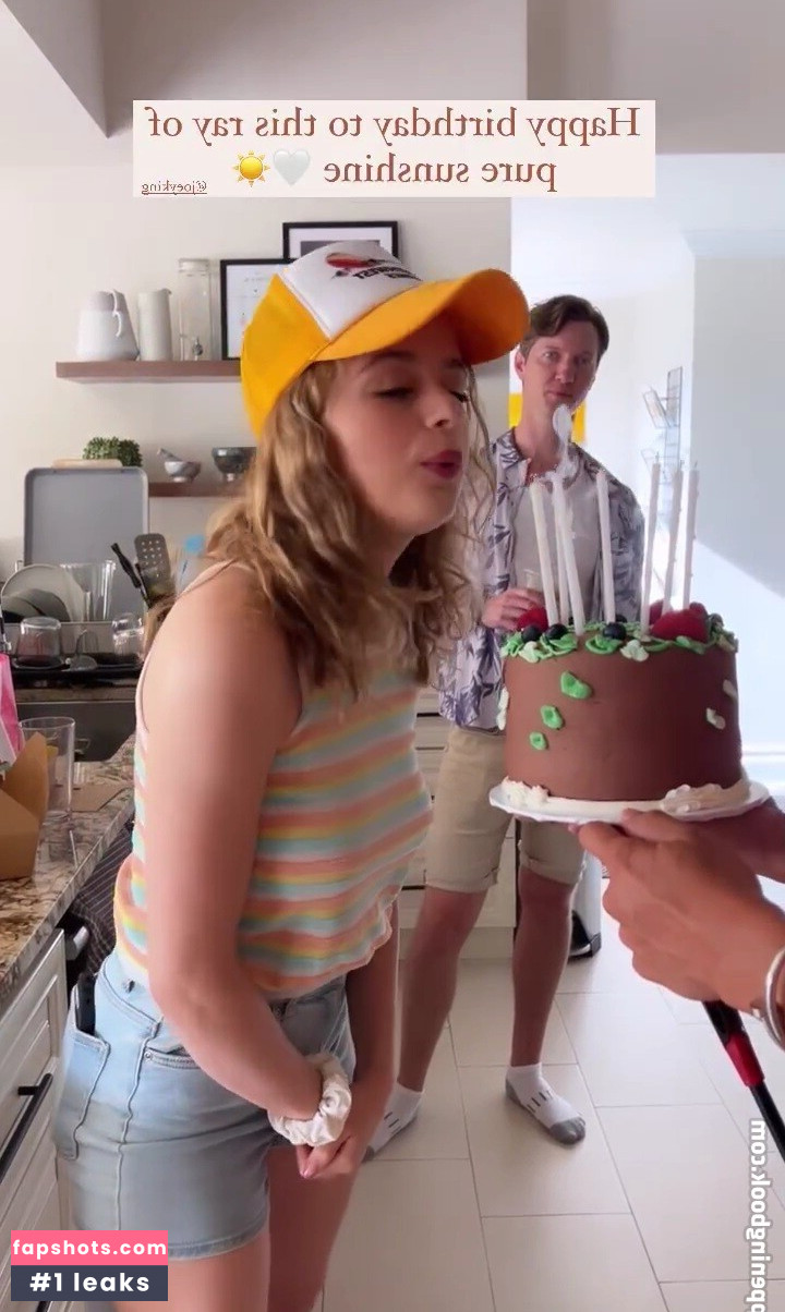 Joey King gallery photo #659