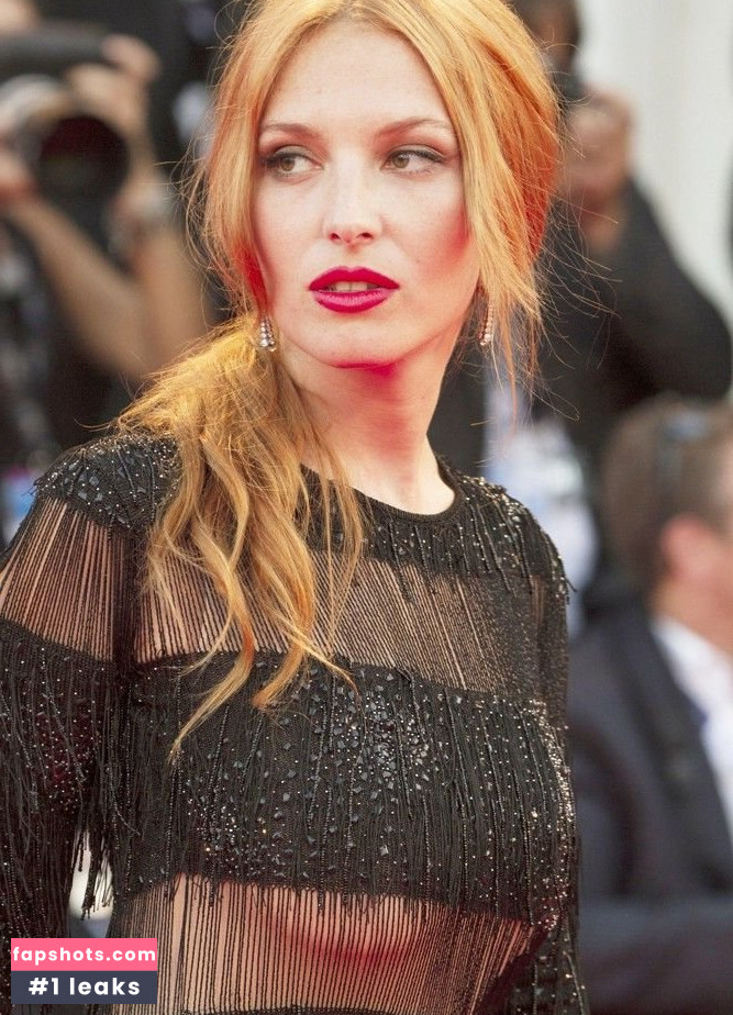 Joséphine de la Baume gallery photo #38