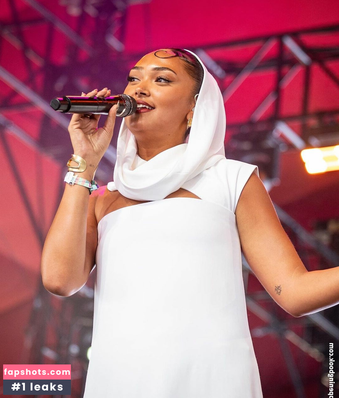 Joy Crookes gallery photo #13