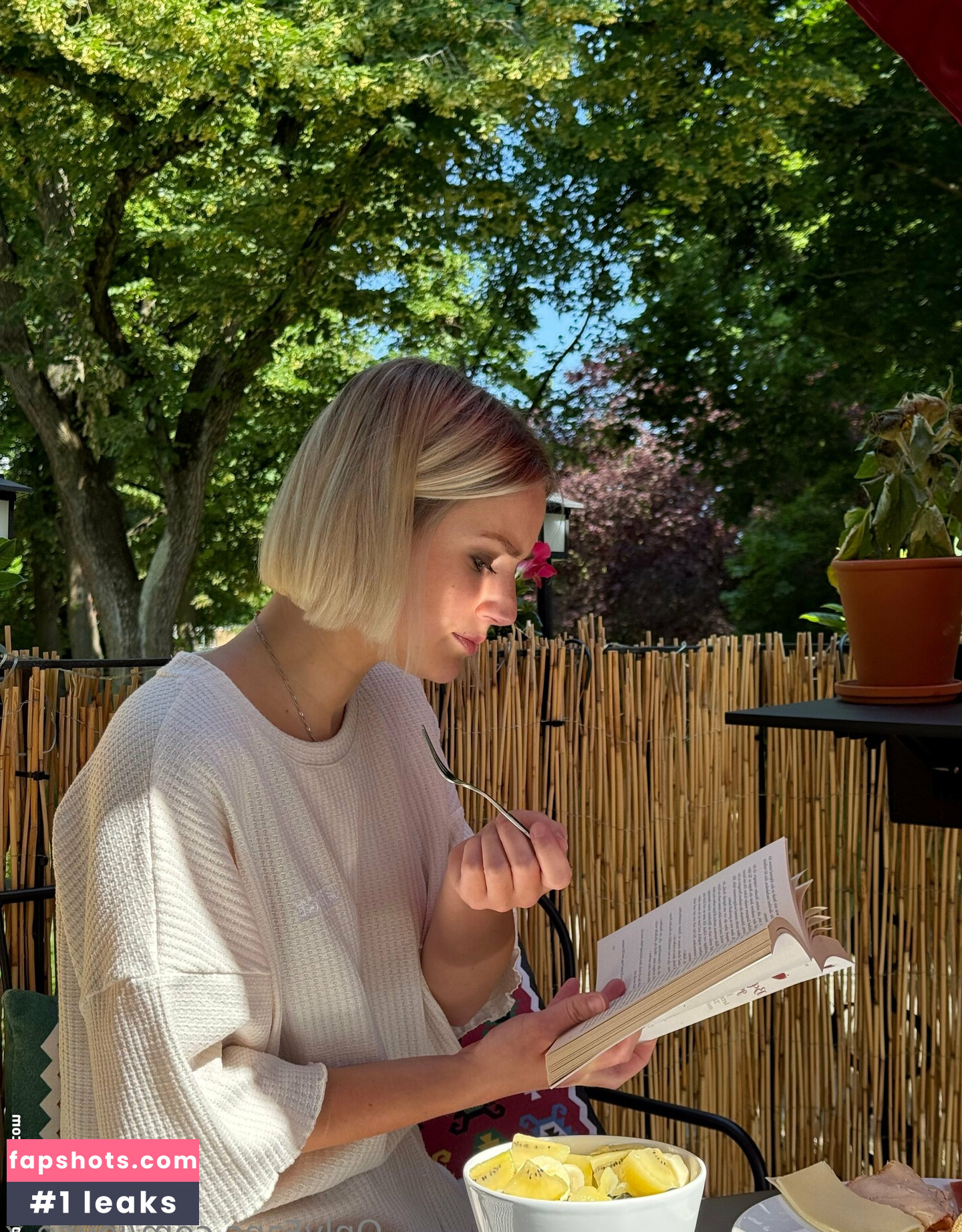 Joyce X gallery photo #7