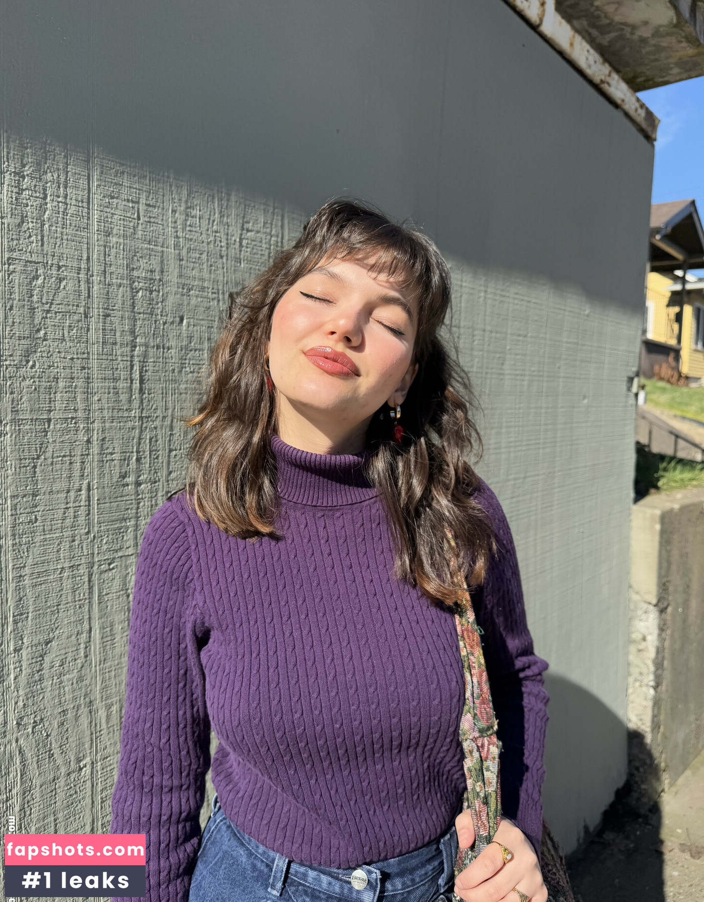 Jules ASMR gallery photo #11