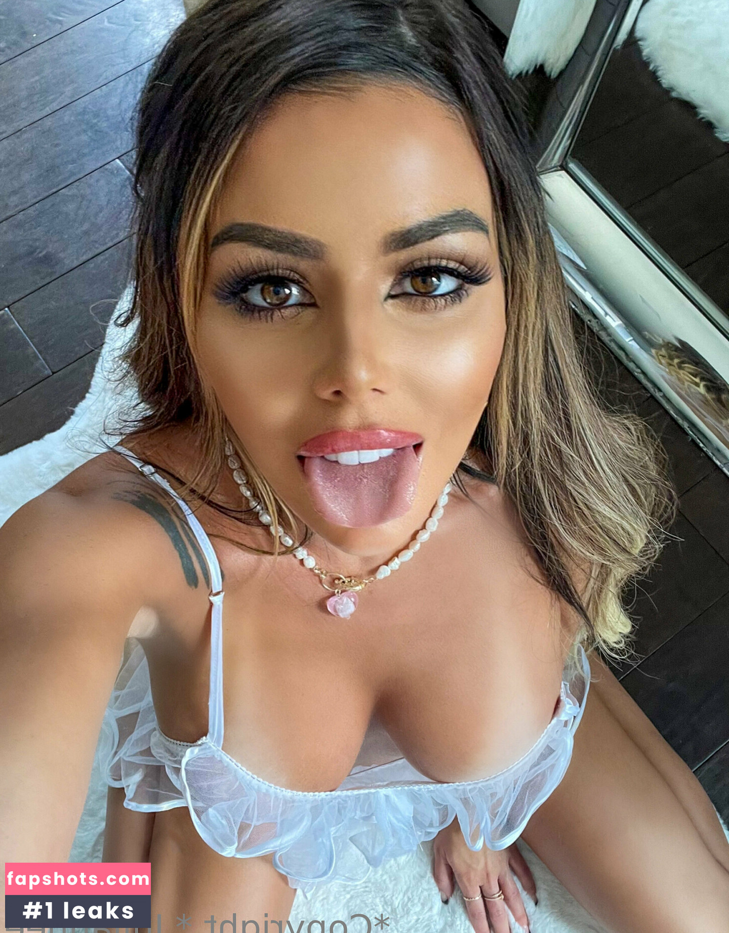 Juli Annee gallery photo #219