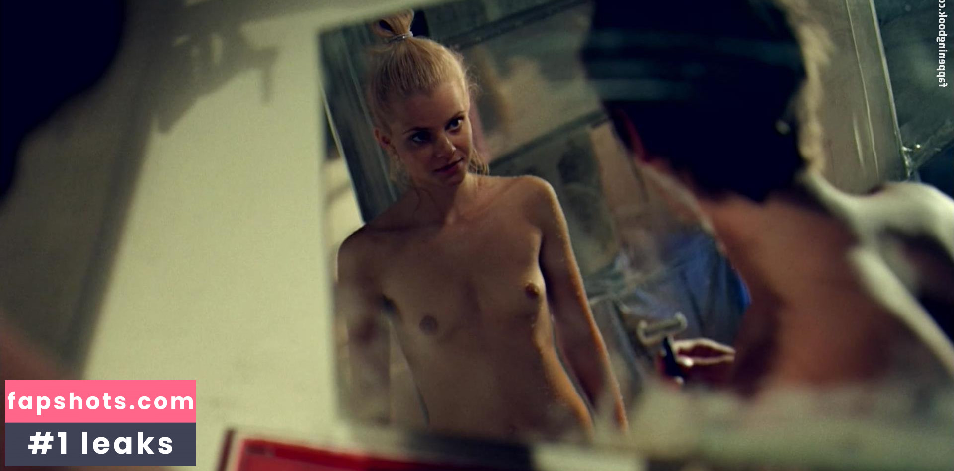 Juli Jakab gallery photo #3