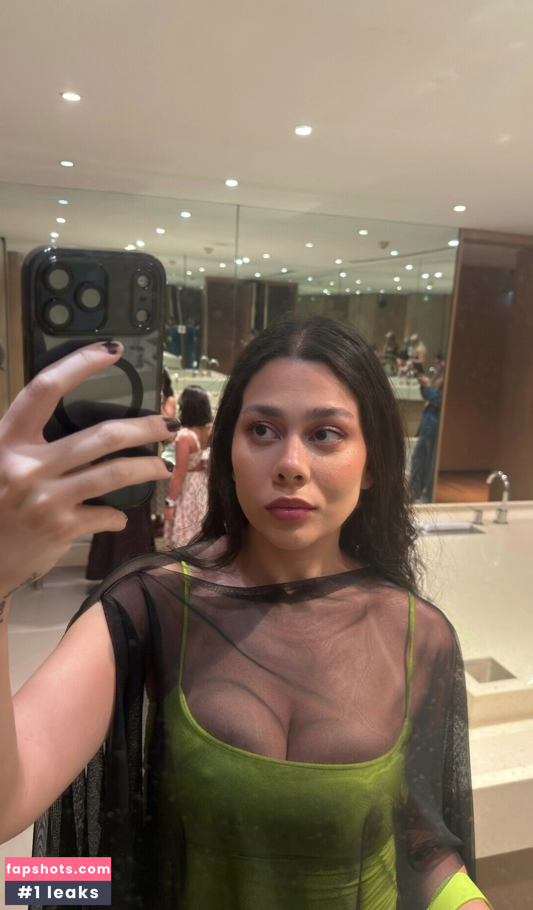 Julia Alvarenga gallery photo #2