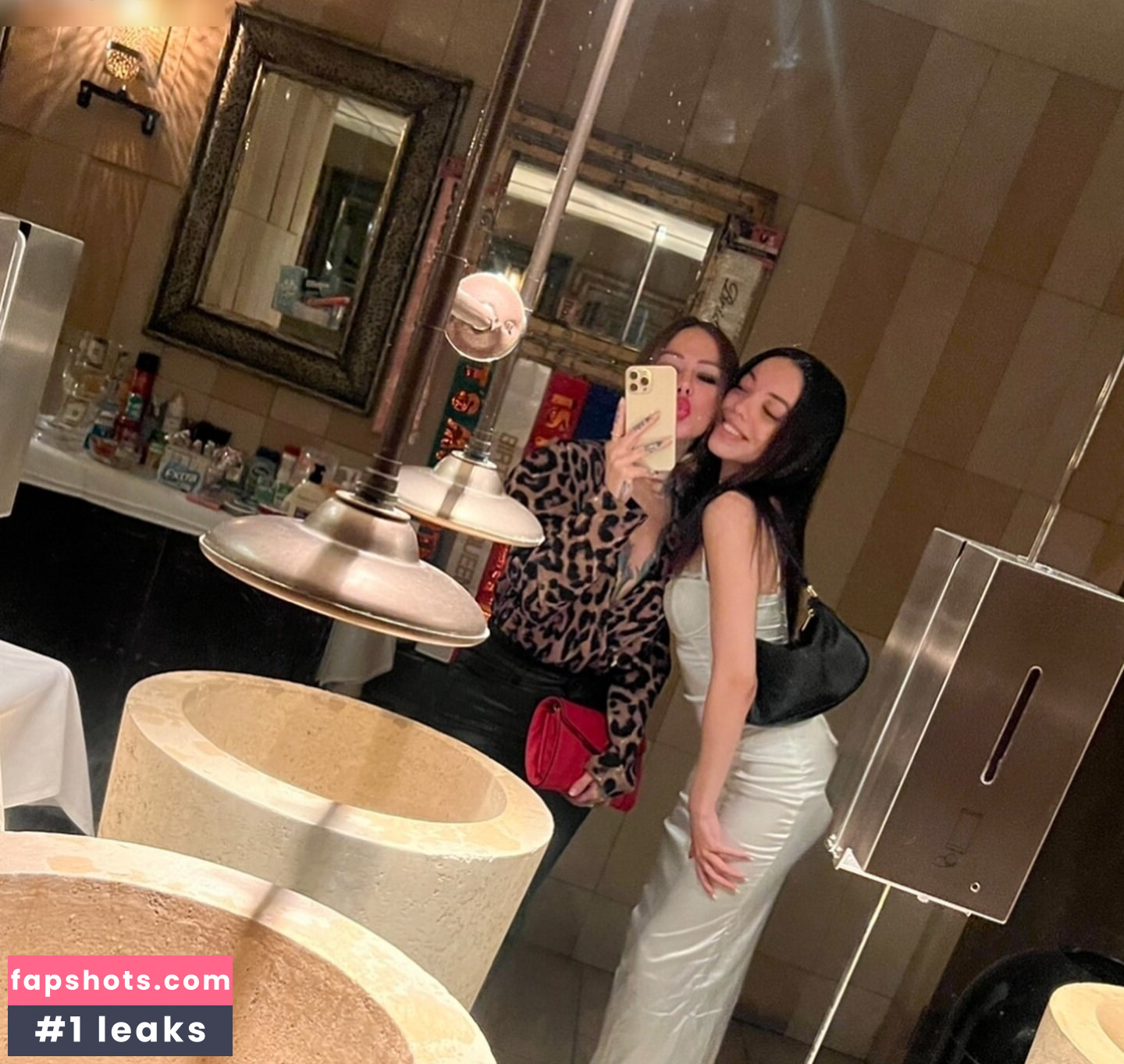 Julia Bond gallery photo #26