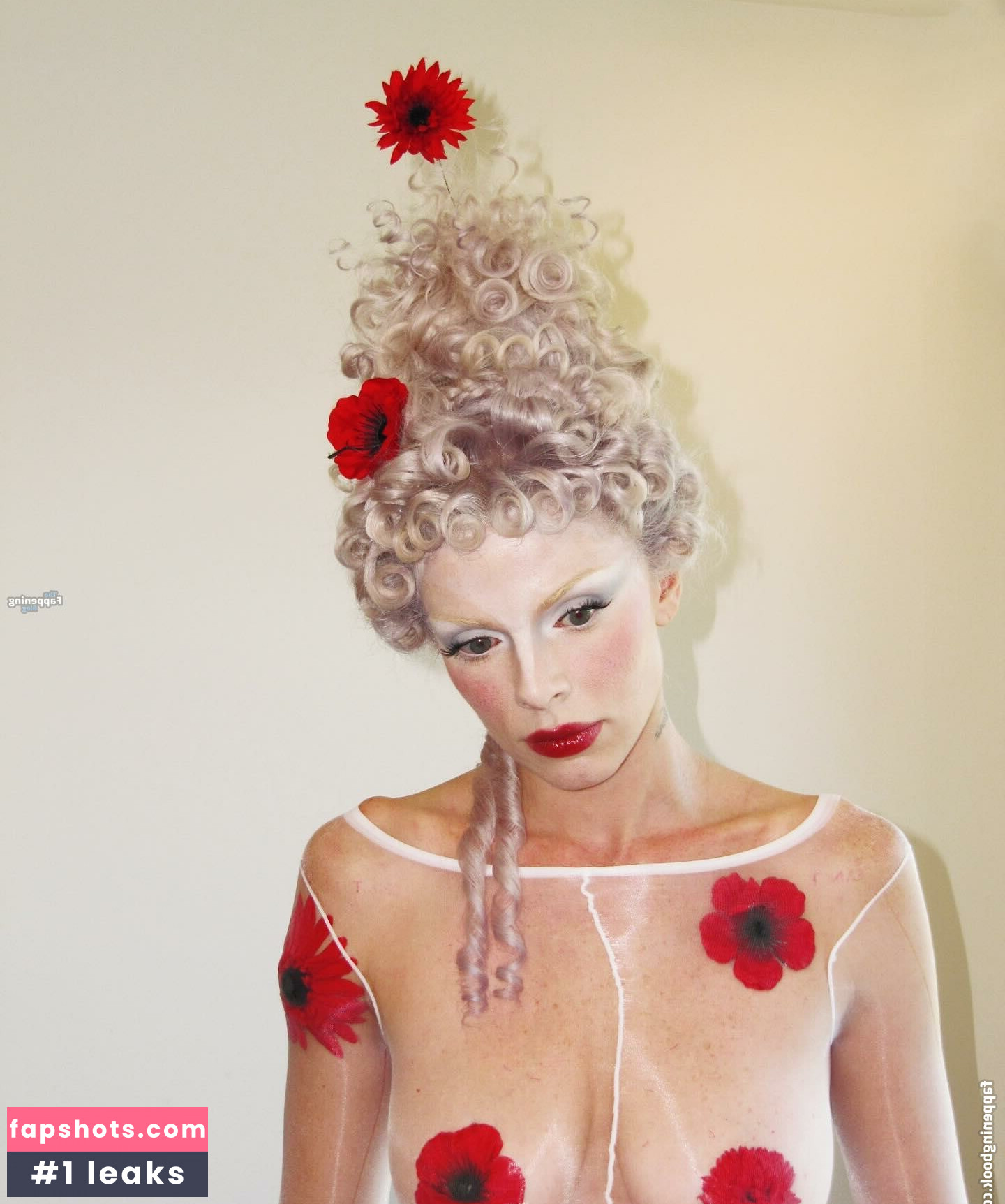 Julia Fox gallery photo #114