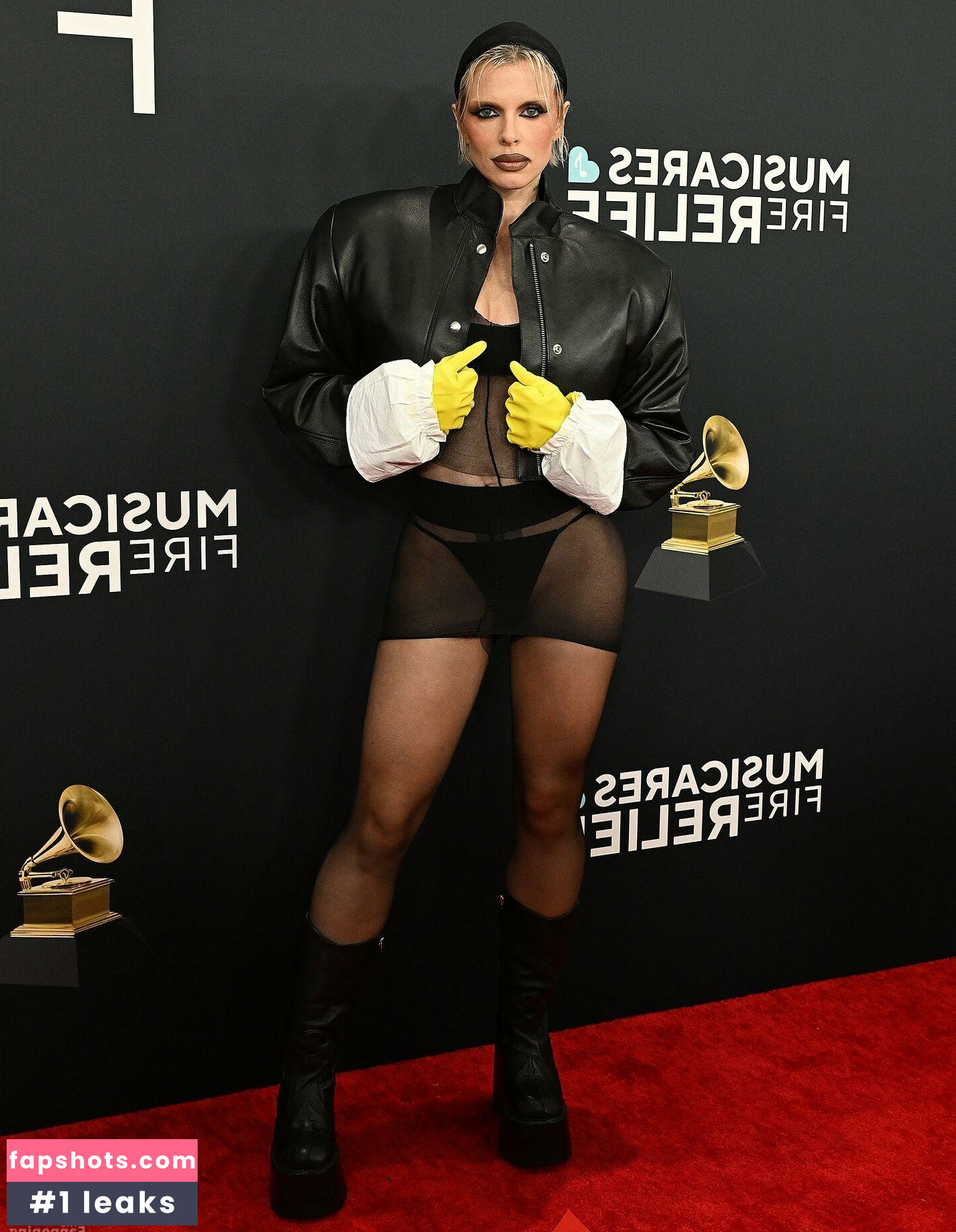 Julia Fox gallery photo #56