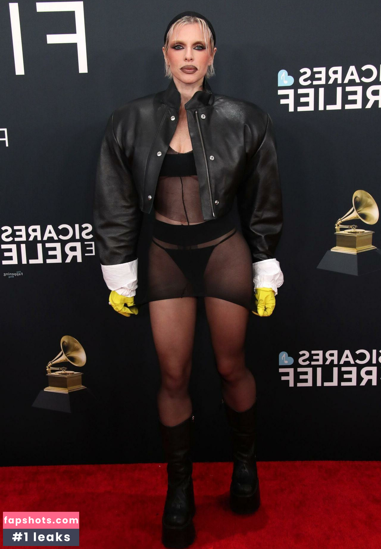 Julia Fox gallery photo #61