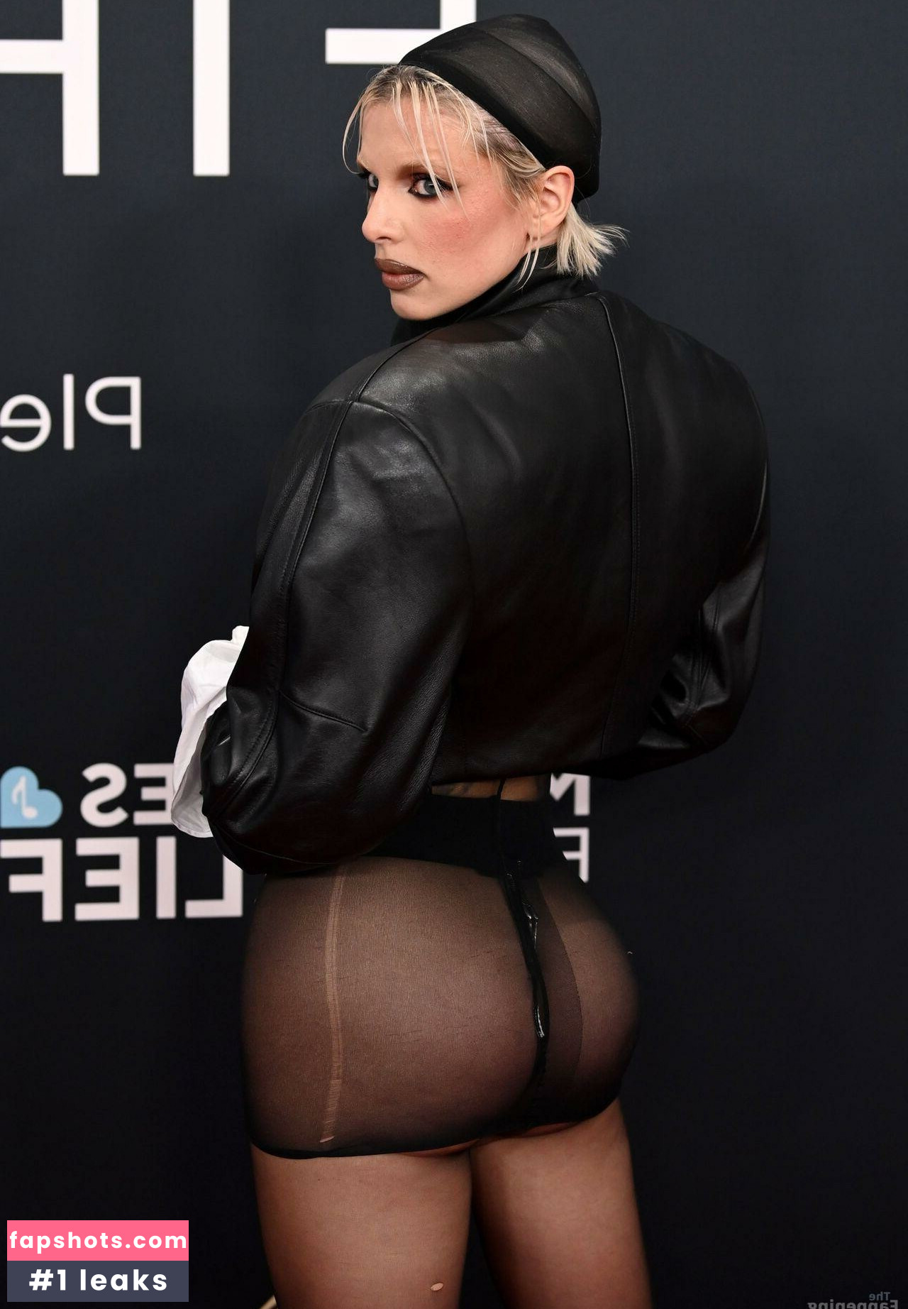 Julia Fox gallery photo #71