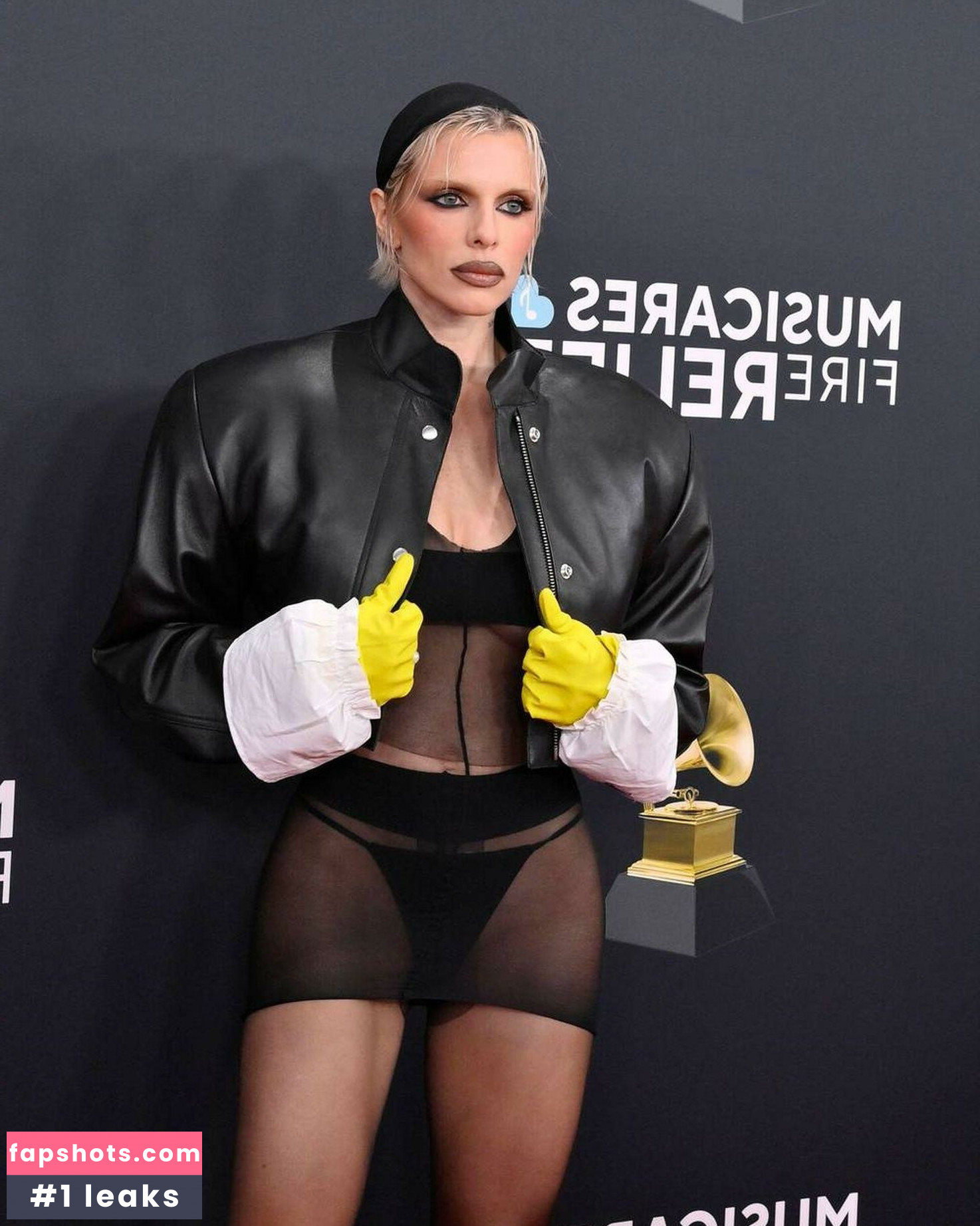 Julia Fox gallery photo #73