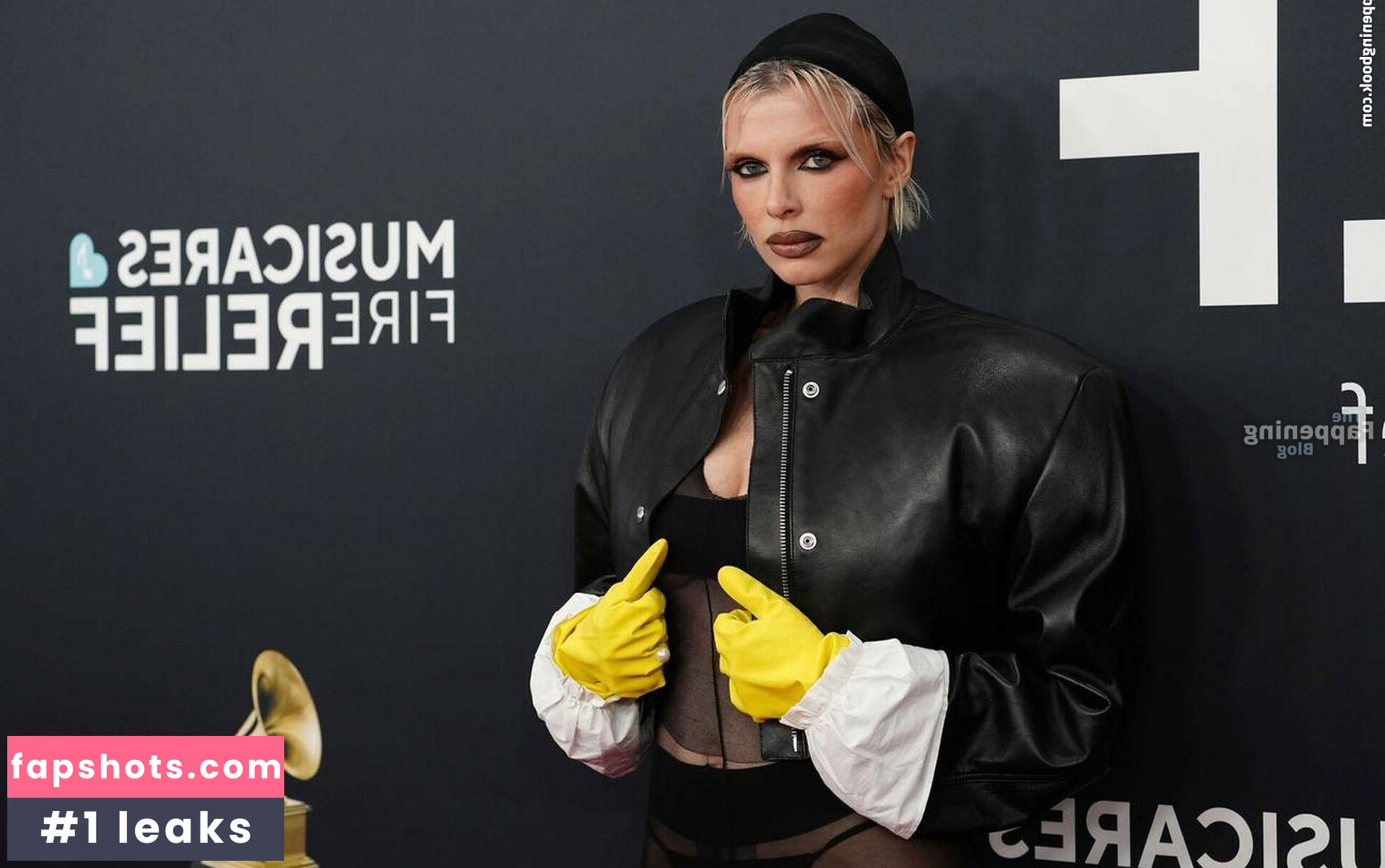 Julia Fox gallery photo #75