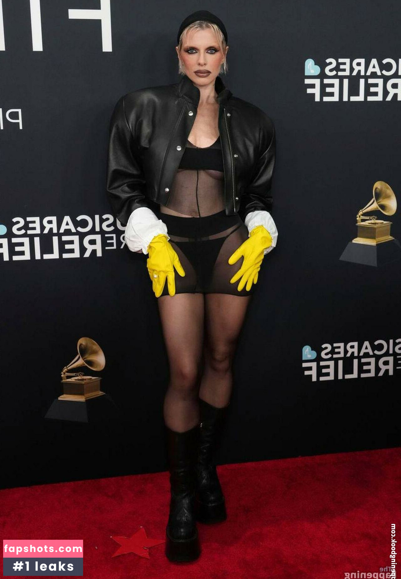 Julia Fox gallery photo #78