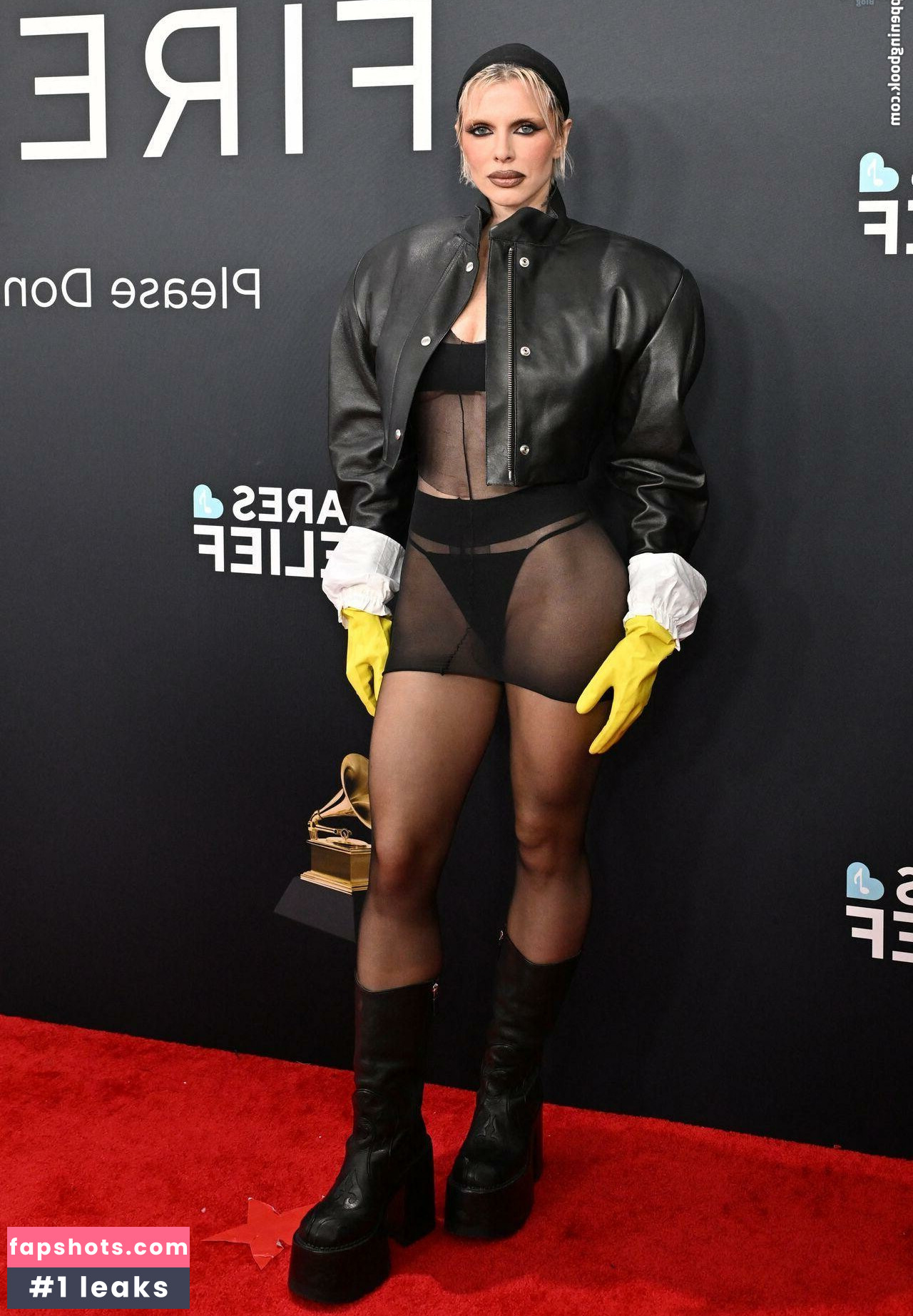 Julia Fox gallery photo #80