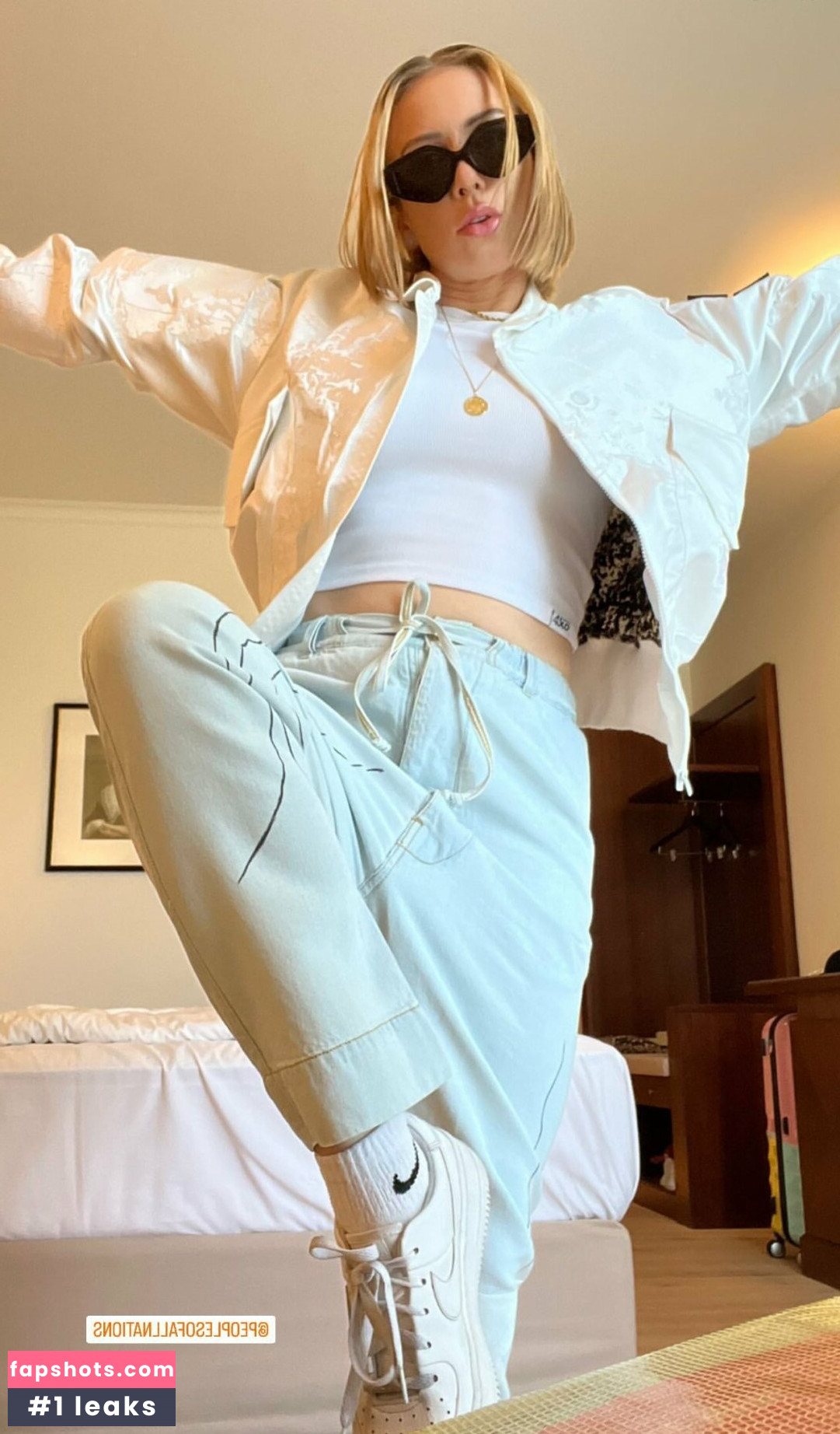 Julia Hardy gallery photo #4