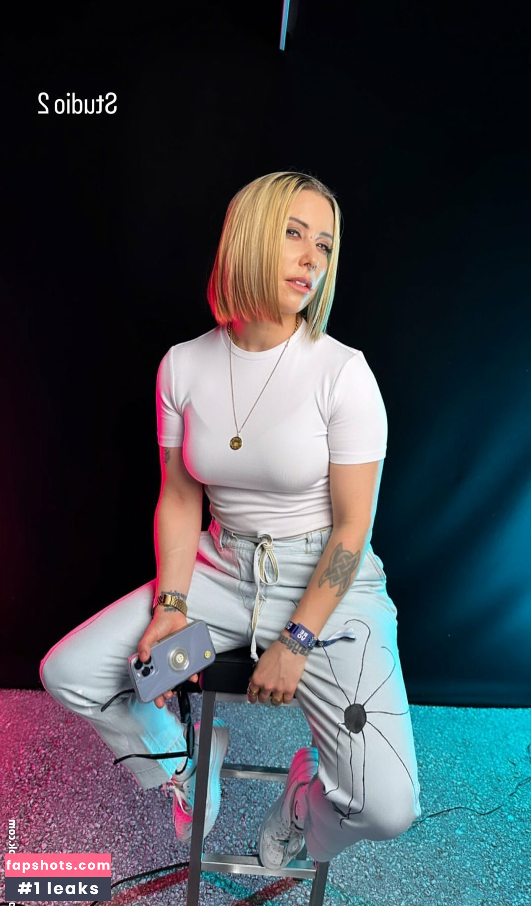 Julia Hardy gallery photo #5