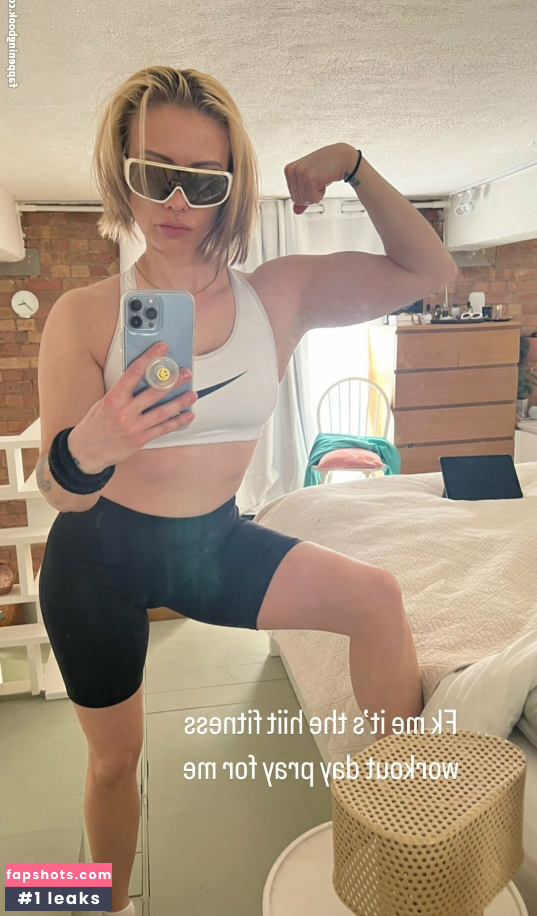 Julia Hardy gallery photo #8