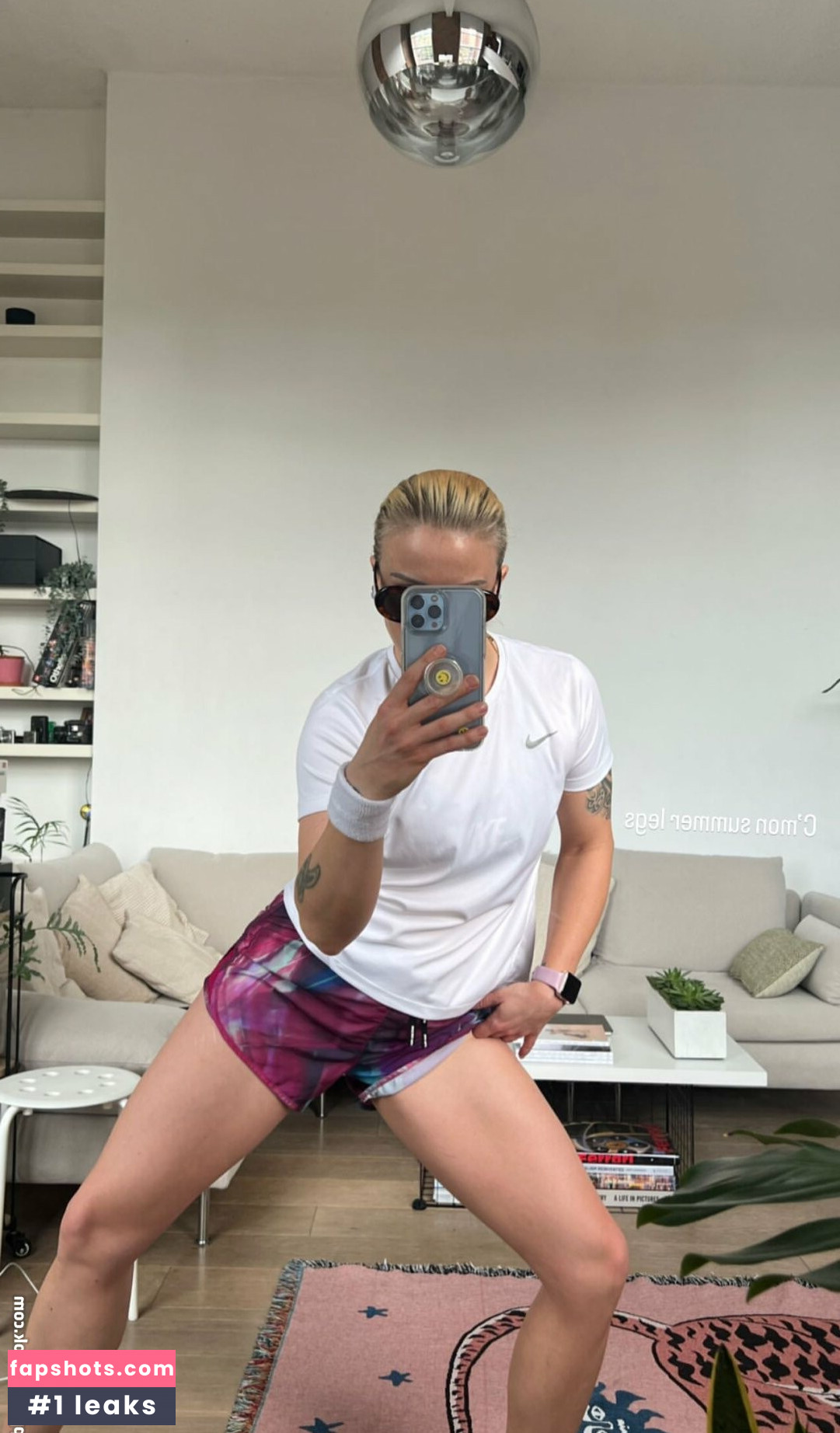 Julia Hardy gallery photo #10