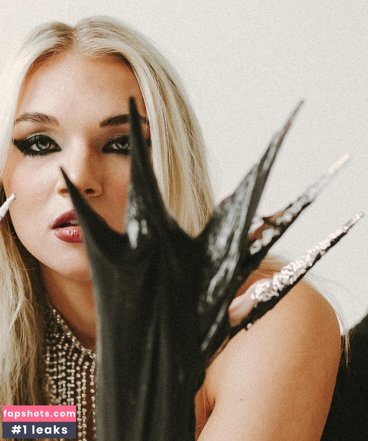 Julia Hart gallery photo #24