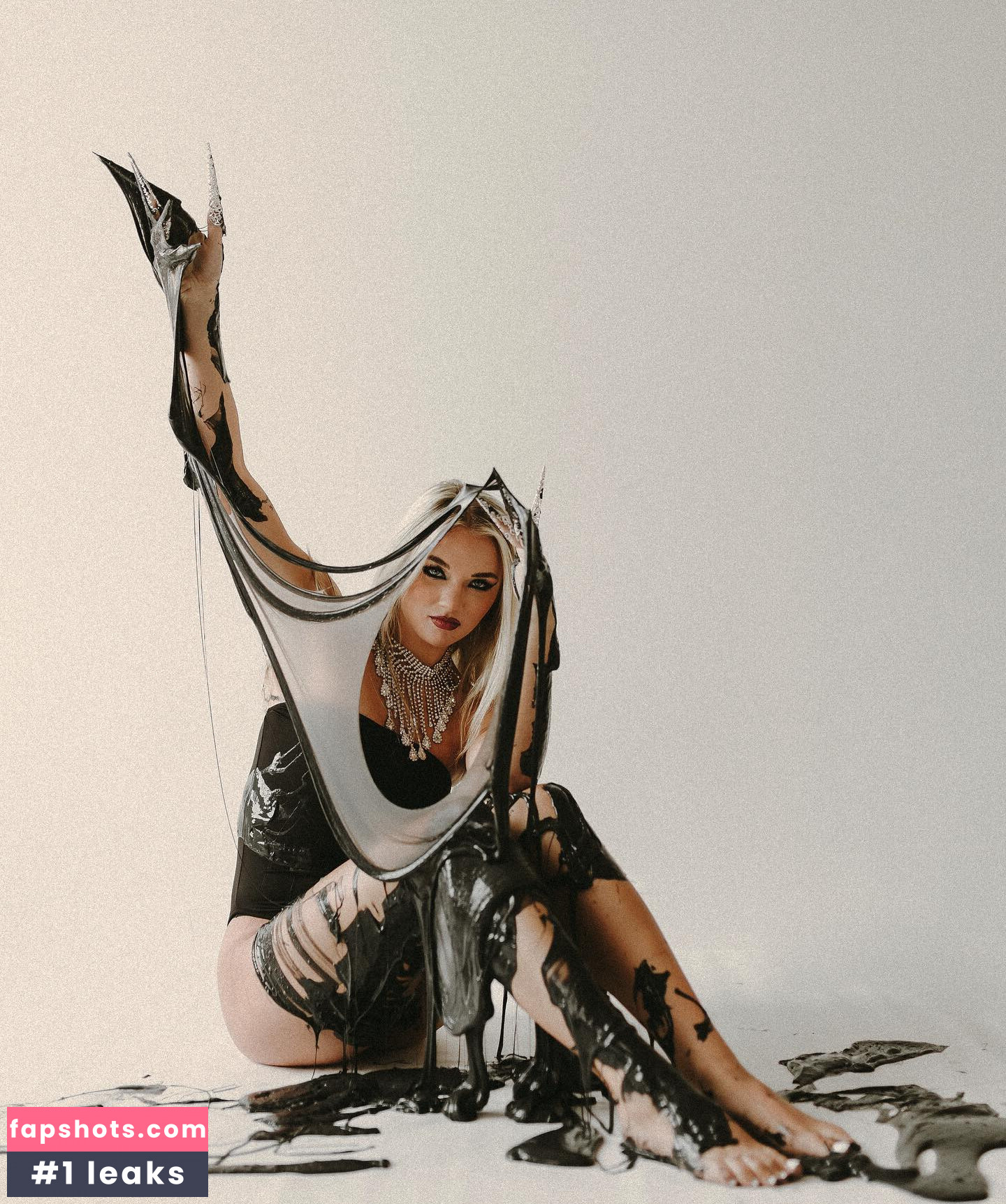 Julia Hart gallery photo #26