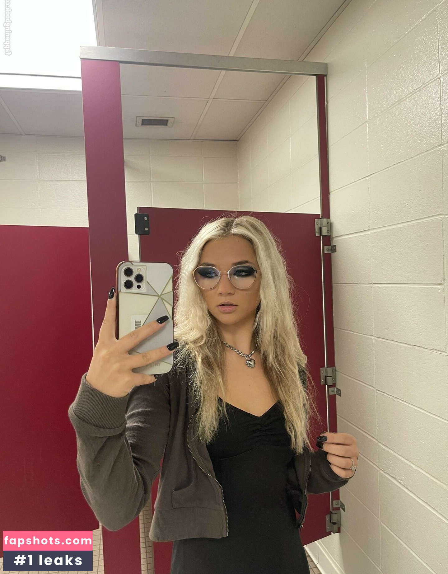 Julia Hart gallery photo #28