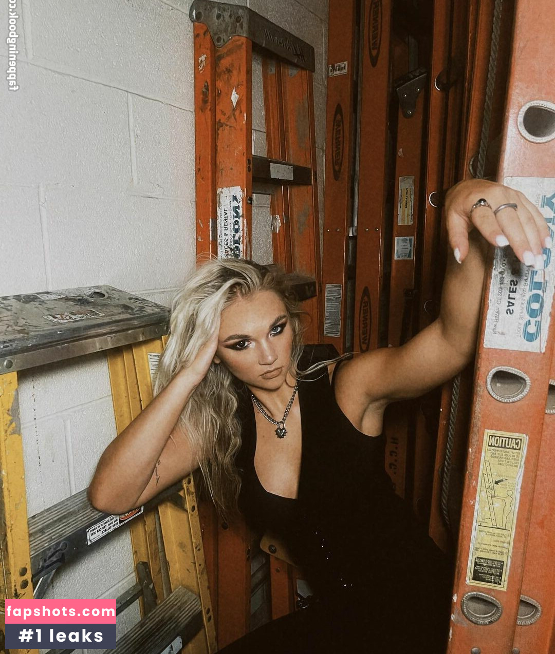 Julia Hart gallery photo #32