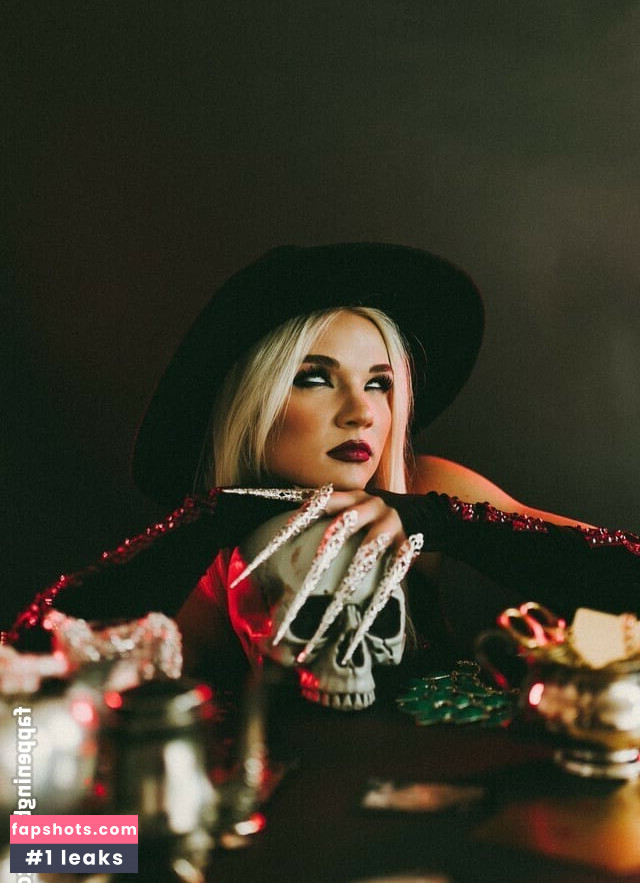 Julia Hart gallery photo #35