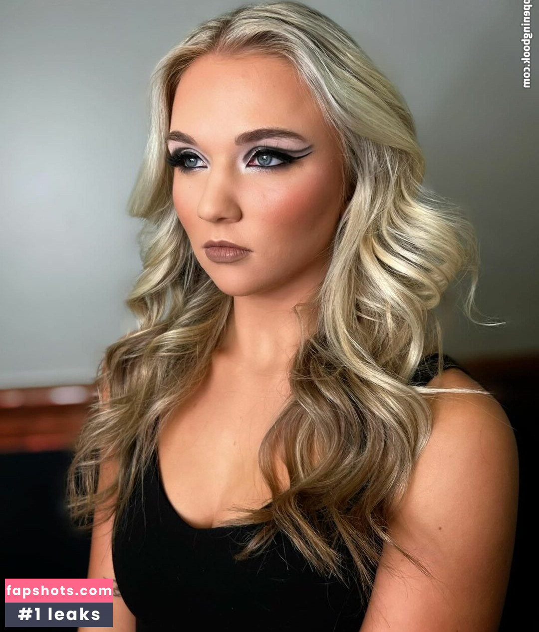 Julia Hart gallery photo #5