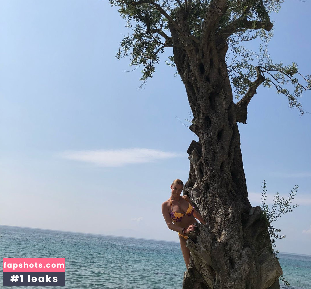 Julia Kuczynska gallery photo #16