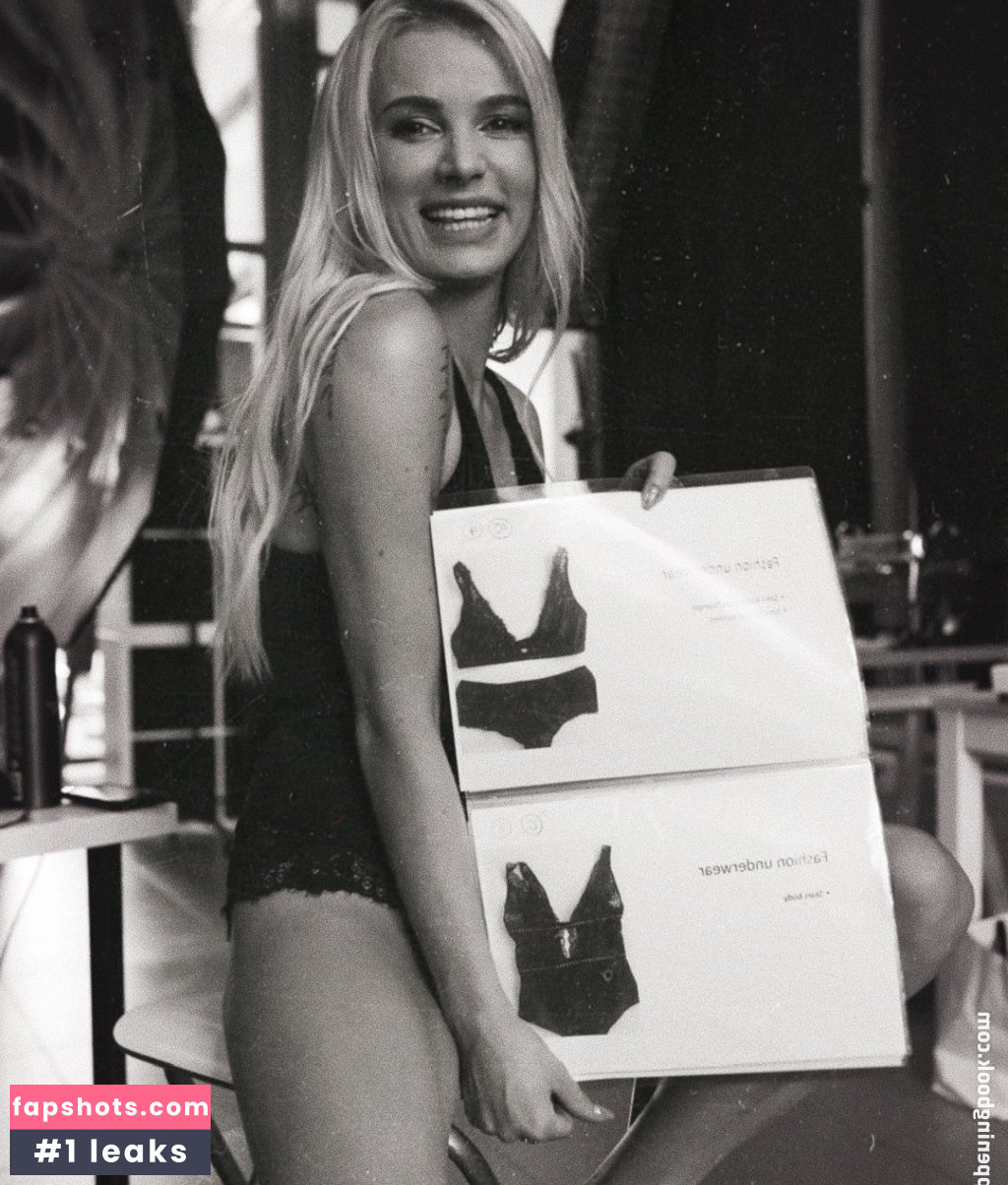 Julia Kuczynska gallery photo #39