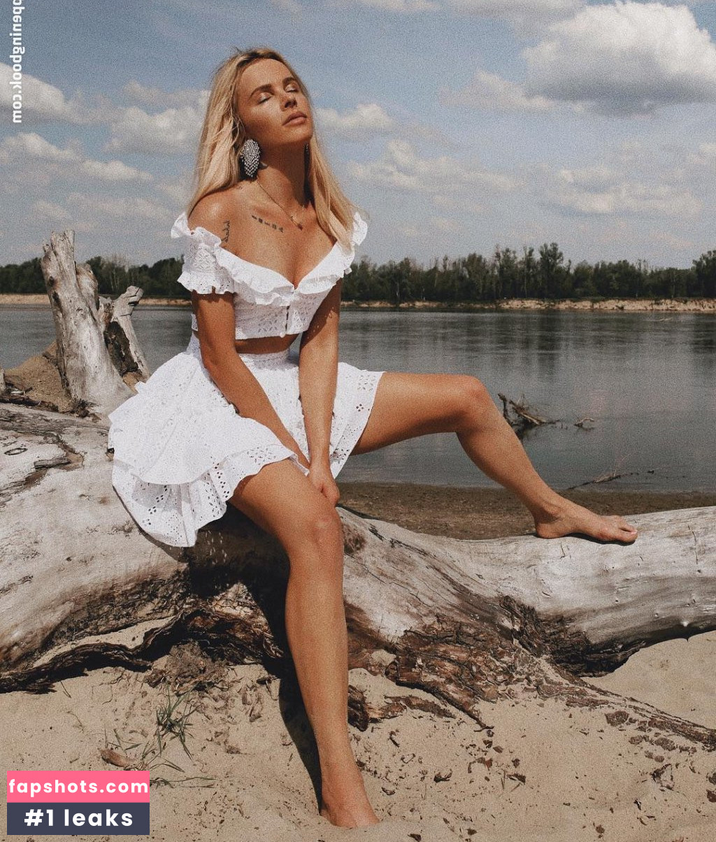 Julia Kuczynska gallery photo #60