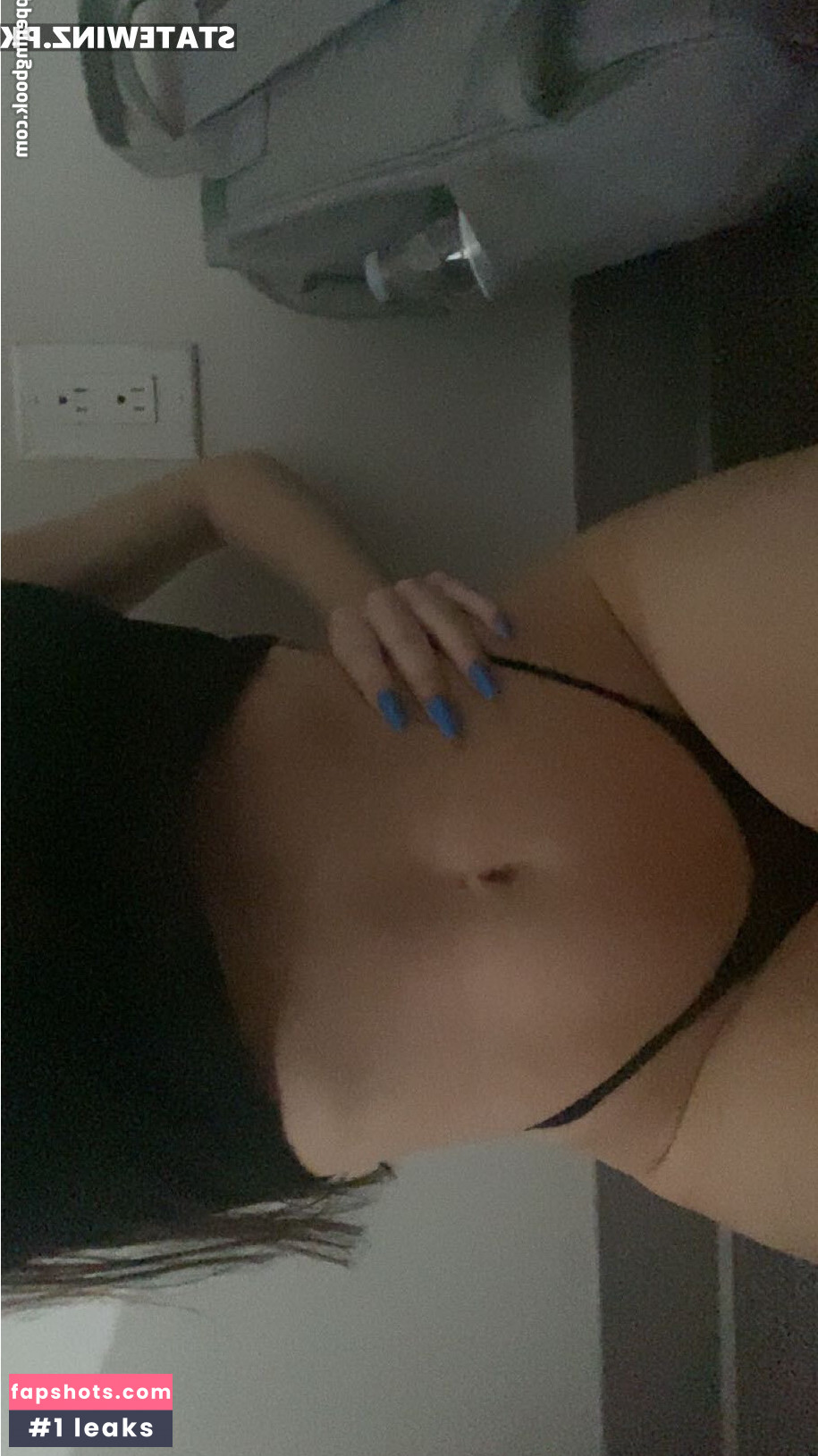 Julia Mele gallery photo #14