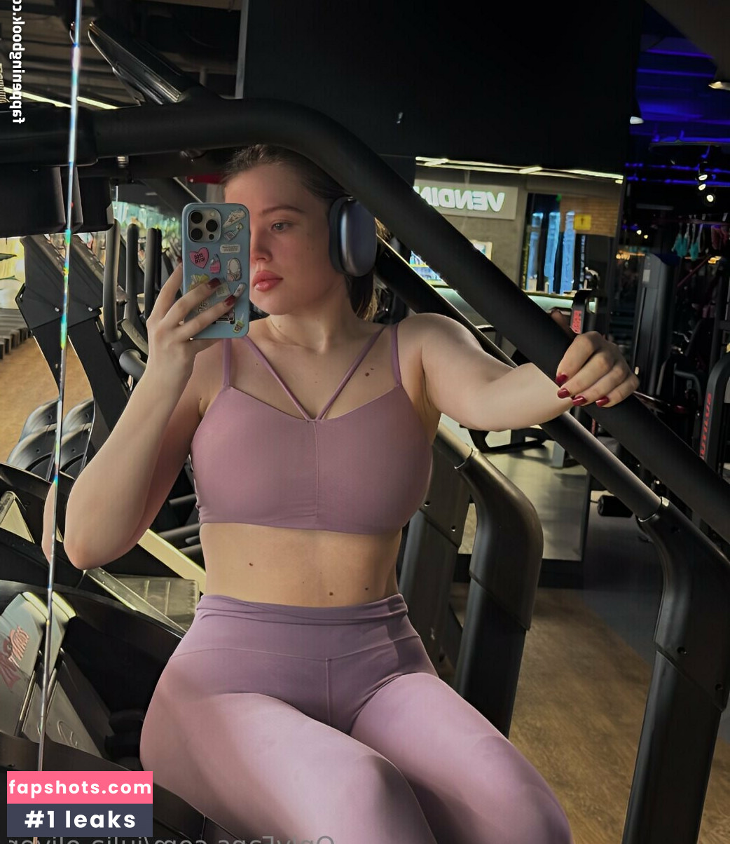 Julia Oliver gallery photo #9