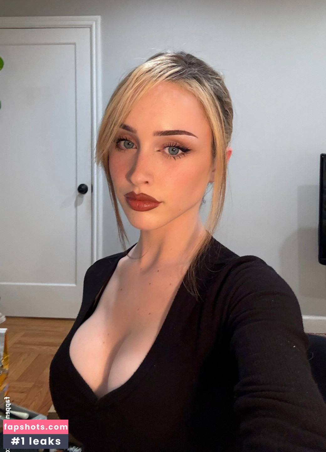 Julia Román gallery photo #2