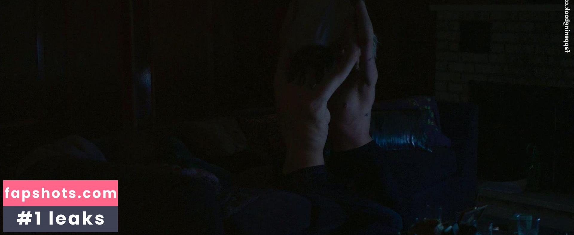 Julia Sarah Stone nude babe gallery