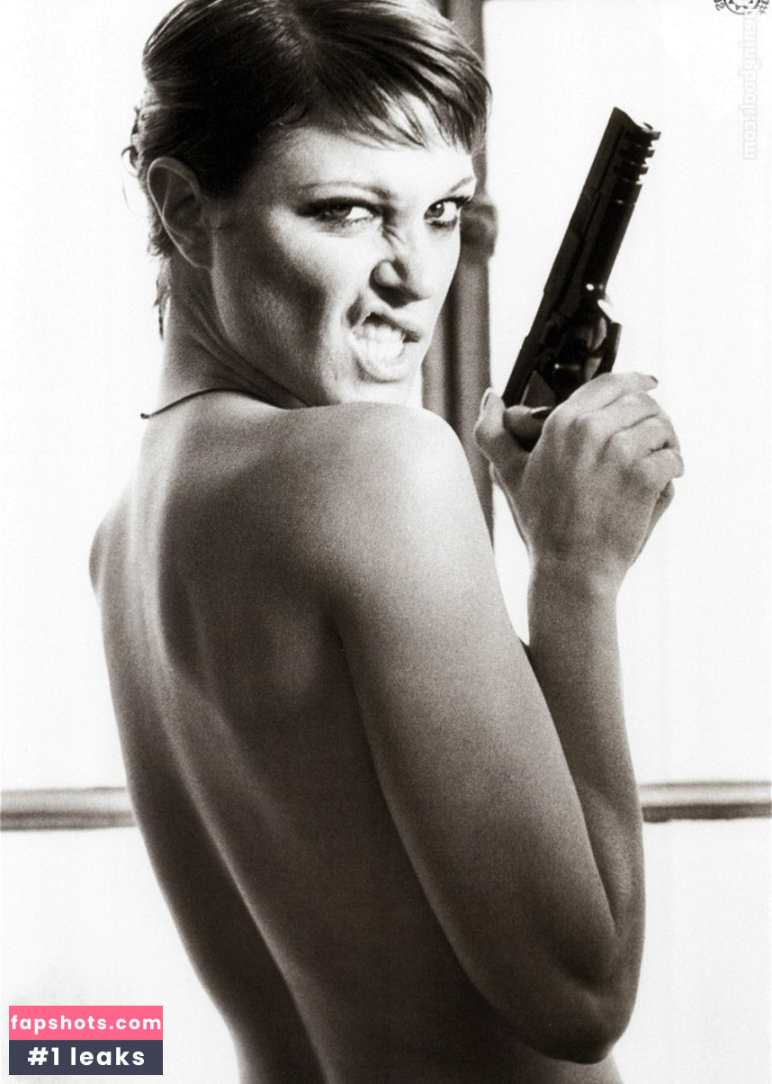 Julia Stinshoff gallery photo #14