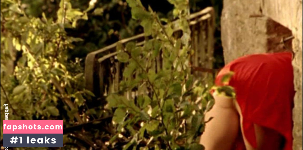 Julia Stinshoff gallery photo #5